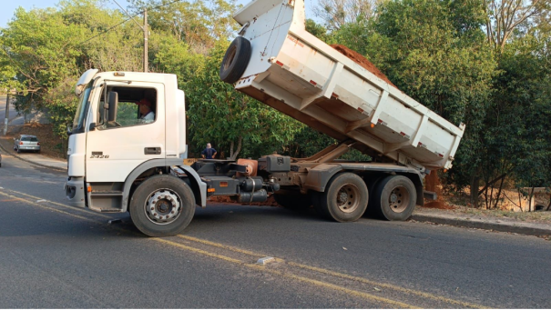 Obra de contenção de erosão interdita a Avenida Prefeito Waldemar de Oliveira Lima em OC