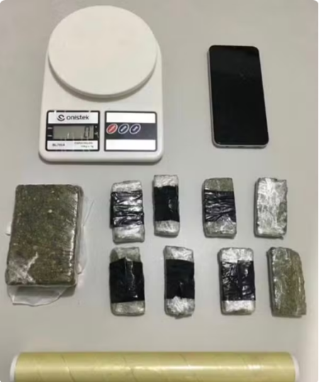 Homem corre ao ver viatura policial, dispensa sacola e acaba preso com porÃ§Ãµes de maconha, em Presidente Venceslau