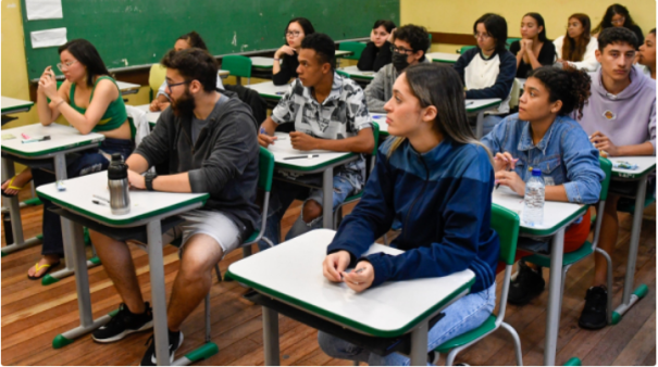 Educação SP divulga edital do programa que vai levar alunos da rede estadual para o exterior