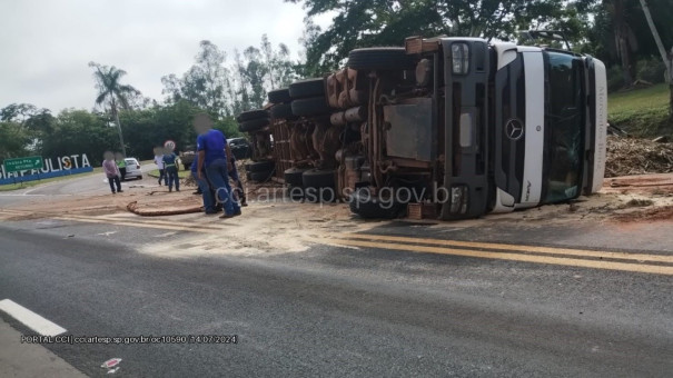Bitrem tomba e carga atinge veículo na SP-294