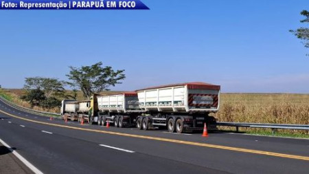 ColisÃ£o traseira entre carretas Ã© registrada na SP-294, em ParapuÃ£
