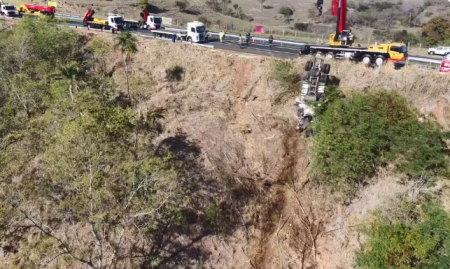ApÃ³s mais de 20 dias do acidente, equipes removem caminhÃ£o-tanque que caiu em ribanceira na SP-294 