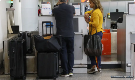 Aposentados poderÃ£o comprar passagem aÃ©rea por atÃ© R$ 200 cada trecho 