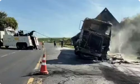 Raposo Tavares Ã© liberada apÃ³s destombamento de carreta; motorista morreu apÃ³s veÃ­culo carregado de farinha pegar fogo em Ourinhos 