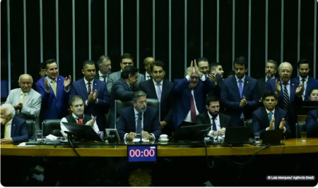 CÃ¢mara aprova texto-base da reforma tributÃ¡ria com trava no IVA