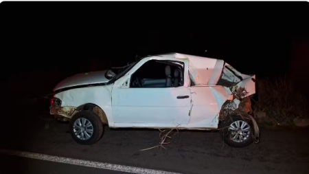 Motorista perde o controle da direÃ§Ã£o e capota carro durante a madrugada, em Pres. Venceslau