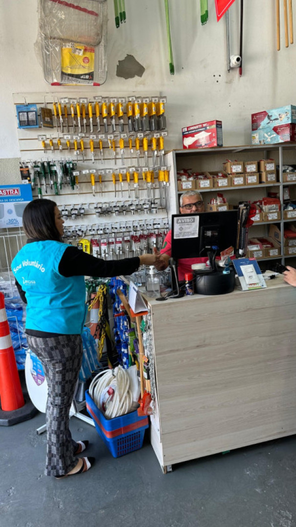 Equipes da Energisa visitam lojas da construção civil para alertar clientes sobre riscos de acidentes com a rede elétrica