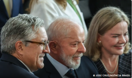 Gleisi Hoffmann cita isenÃ§Ã£o do IR como prioridade da agenda polÃ­tica