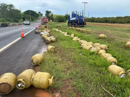 Estouro de pneu de caminhÃ£o espalha carga de 220 botijÃµes de gÃ¡s em estrada vicinal entre Osvaldo Cruz e SalmourÃ£o