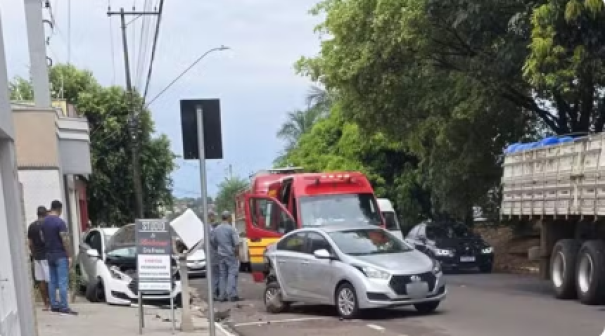 Motorista fica ferida após bater veículo contra boi em rua de Araçatuba