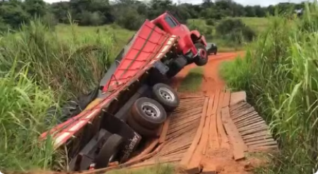 CaminhÃ£o que transportava soja fica preso em ponte no CÃ³rrego do Feiticeiro, em Santo AnastÃ¡cio