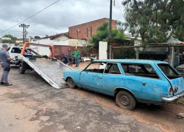 Carros abandonados que servem de criadouro para o Aedes são removidos em Tupã; cidade registrou duas por mortes por chikungunya