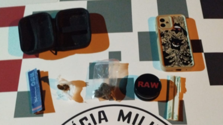 Dois sÃ£o autuados por trÃ¡fico de drogas para uso compartilhado, no Parque dos Pioneiros