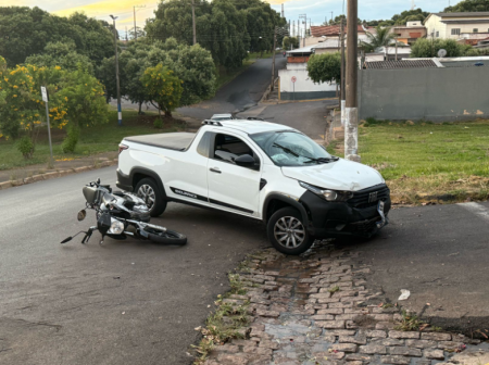 Acidente entre carro e moto deixou uma pessoa ferida Osvaldo Cruz