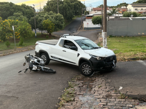 Acidente entre carro e moto deixou uma pessoa ferida Osvaldo Cruz