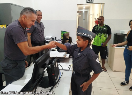 CrianÃ§a que sonha ser PM ganha surpresa da PolÃ­cia Militar de Osvaldo Cruz