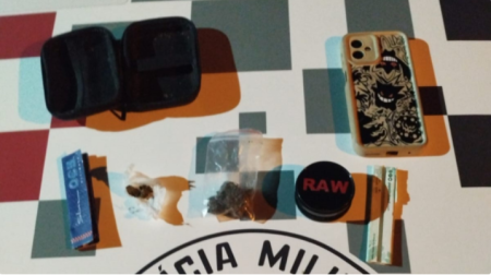 Dois sÃ£o autuados por trÃ¡fico de drogas para uso compartilhado, no Parque dos Pioneiros