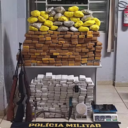 Homens sÃ£o presos com mais de 210kg de maconha, espingardas, uma motocicleta furtada e um carro bloqueado em Pres. Prudente