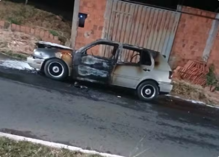 Motorista sofre queimaduras apÃ³s tentar conter chamas de carro que pegou fogo em movimento, em Presidente Venceslau