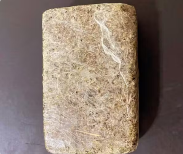 Homem é preso por tráfico de droga após invadir casas e correr sobre telhados para fugir da polícia em Presidente Venceslau