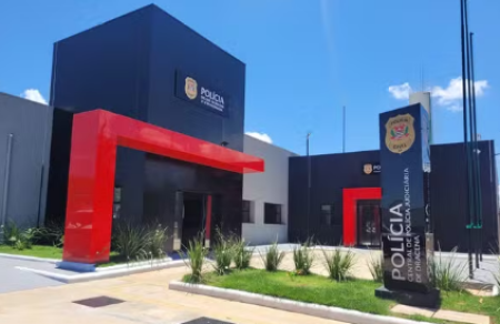 Homem tenta arrombar porta do quarto da ex-esposa, golpeia namorado da mulher com canivete e acaba preso em Tupi Paulista