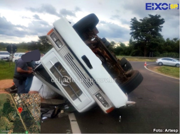 Caminhão com carga de amendoim tomba em rotatória da SP-294, em Herculândia (SP)