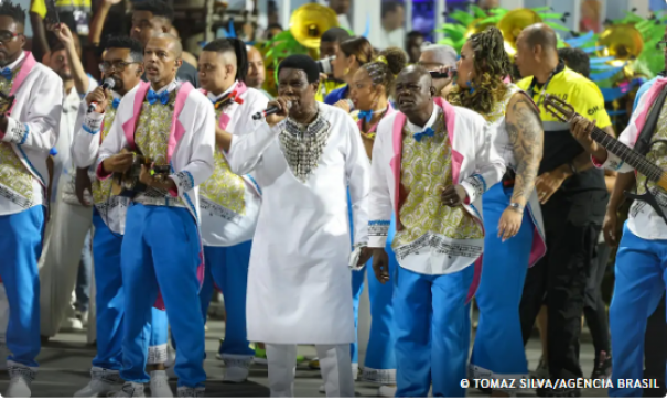 Neguinho da Beija-Flor faz seu último desfile disputando título