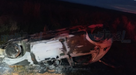 Motorista morre carbonizado apÃ³s capotamento em estrada rural de Arco-Ãris
