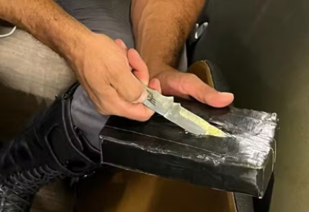 Com mais de 17kg de cocaÃ­na em fundo falso de poltronas, homens sÃ£o presos em Regente FeijÃ³