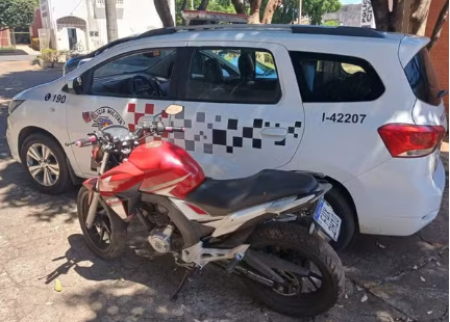 Rapaz Ã© preso por furtar motocicleta no bairro JÃ³ia Ribeirinha, em Presidente EpitÃ¡cio