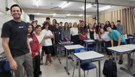 Diretora da Trinys e SÃ³ DanÃ§a ministra palestra sobre comprometimento aos alunos da escola Maria Aparecida Lopes