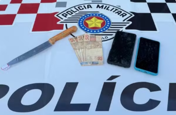 Adolescente é apreendido após roubar estabelecimento e fazer mulher de refém com faca em supermercado, em Dracena