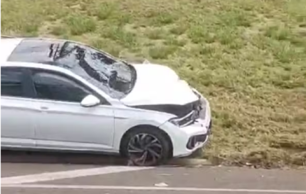 Jovem fica ferido após carro colidir em traseira de caminhonete e capotar na Rodovia Raposo Tavares, em Presidente Prudente