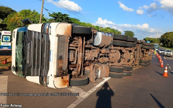 Carreta tomba e parte da carga de amendoim cai em trevo da SP-294, em Tupã