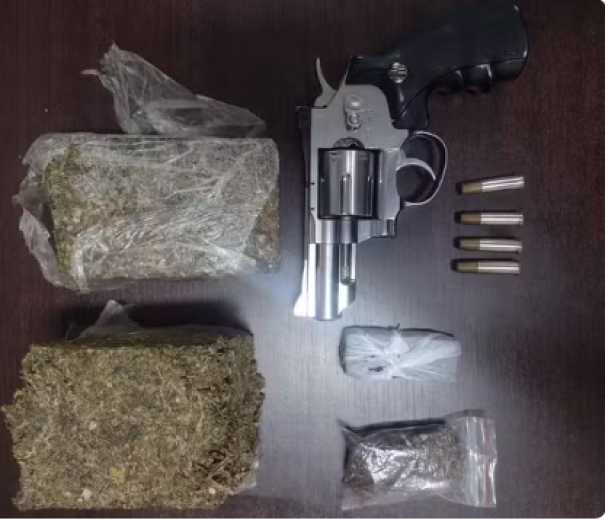Ao sair para comprar bebidas, jovem é preso com porções de maconha e simulacro de arma em banco do passageiro, em Presidente Prudente