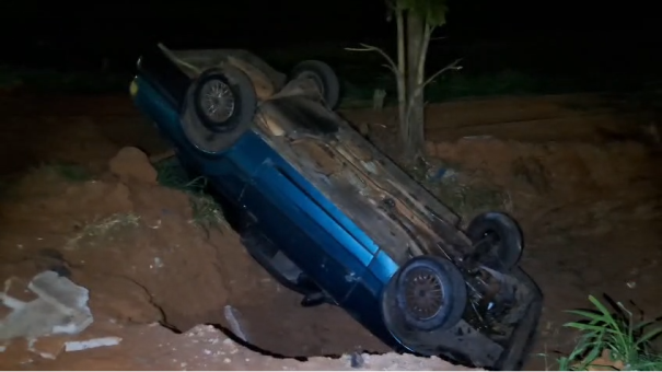 Carro capota as margens da linha férrea que liga bairros em Parapuã