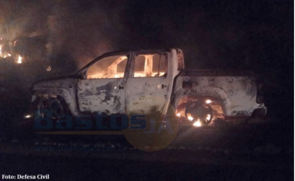 Defesa Civil de Bastos extingue incêndio em veículo e evita fogo atingir propriedades as margens da SP-457