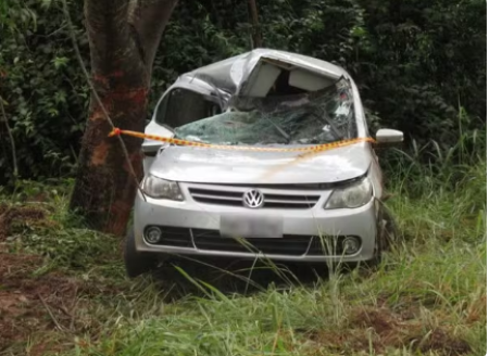 Mulher fica ferida apÃ³s perder controle de carro em decorrÃªncia da chuva e veÃ­culo bater contra Ã¡rvore em JunqueirÃ³polis