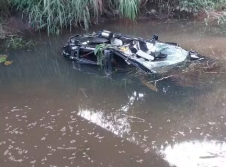 Mulher morre apÃ³s carro cair de ponte em estrada vicinal, em Santo AnastÃ¡cio