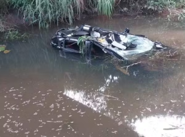 Mulher morre após carro cair de ponte em estrada vicinal, em Santo Anastácio