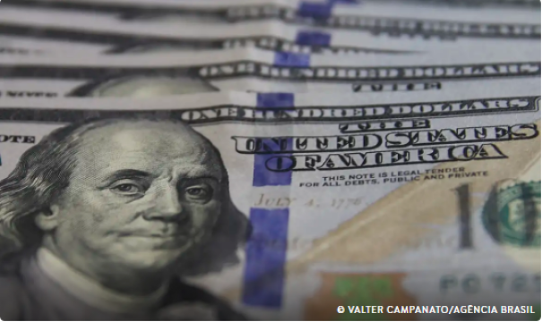 Dólar tem maior queda diária em dois anos e meio e fecha a R$ 5,75