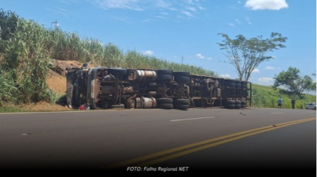 CaminhÃ£o carregado com amendoim tomba na SP-294 em FlÃ³rida Paulista