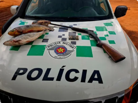 Homem Ã© preso por posse ilegal de arma de fogo e multado por armazenar peixes nativos em Adamantina