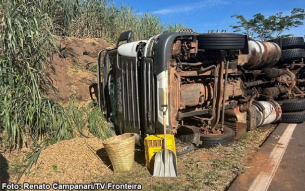 Caminhão placas de Quintana (SP) tomba na Rodovia Comandante João Ribeiro de Barros