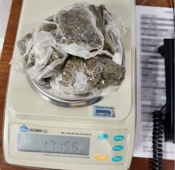 Durante fuga, motociclista joga porções de maconha no chão e acaba preso em Presidente Prudente