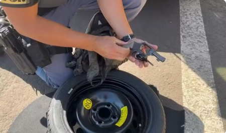 Homens sÃ£o presos por esconder revÃ³lver e cigarros eletrÃ´nicos de maconha em estepe, em Pirapozinho