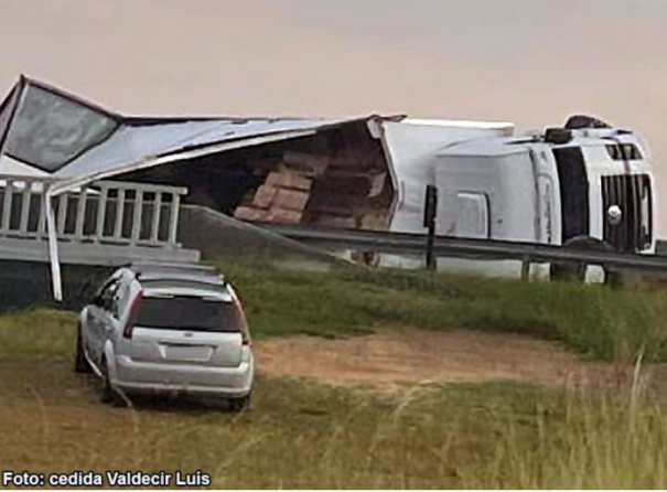 Caminhoneiro sofre ferimentos leves após veículo com carga de ovos tombar na SP-294