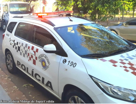 IndivÃ­duos causam constrangimento a usuÃ¡rios de prefeitura e um acaba preso por ser procurado