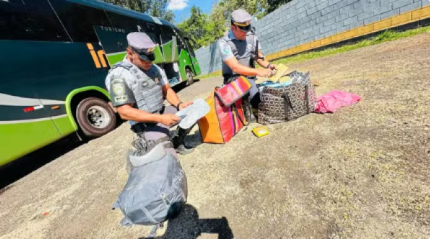 Passageiros de ônibus são presos por tráfico de droga após polícia encontrar cocaína escondida em bagagem, em Presidente Prudente