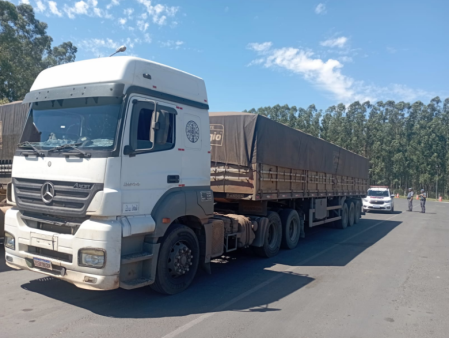 PolÃ­cia Militar age rÃ¡pido, identifica caminhÃµes e devolve carga produto de furto em Osvaldo Cruz